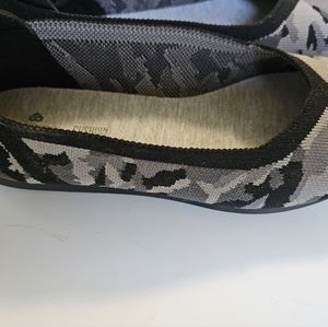 Clarks Cloud steppers Camo Flats Grey/black